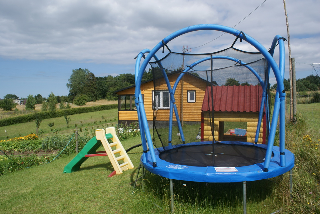 Trampolina w ogrodzie